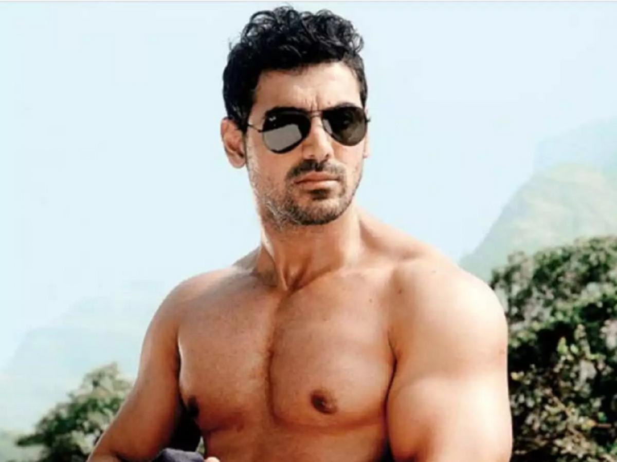 चक्क कपडे न घालता जॉन अब्राहमने