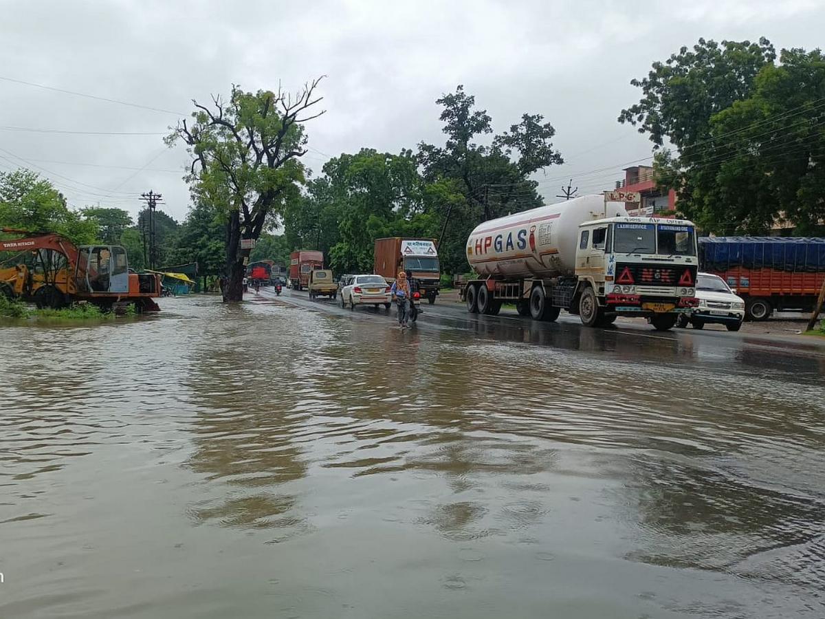 भंडारा जिल्ह्यात मुसळधार पाऊस, रेड अलर्ट जारी; सखल घरांमध्ये शिरलं पाणी ...