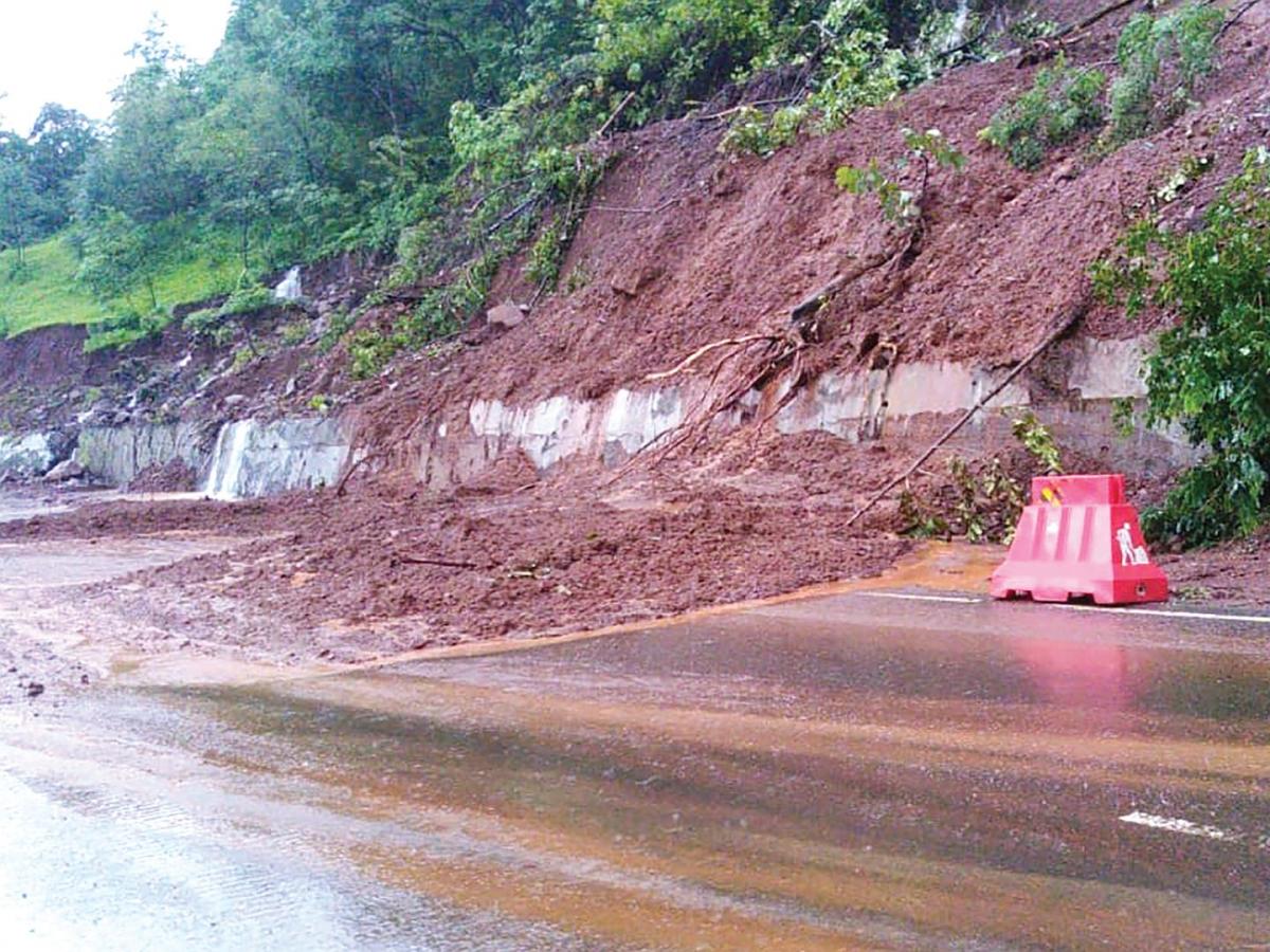 कशेडी घाटात तीन वेळा कोसळली दरड - Marathi News | Three times collapse in  Kashedi Ghat | Latest Raigad News at Lokmat.com