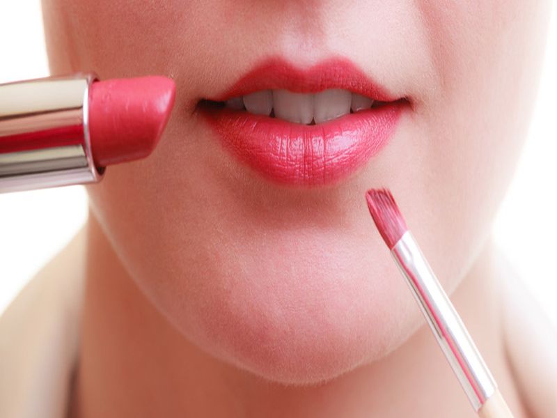Lipstick Side Effects वापरत असाल जुनी लिपस्टिक तर होऊ शकतो 'हा' गंभीर