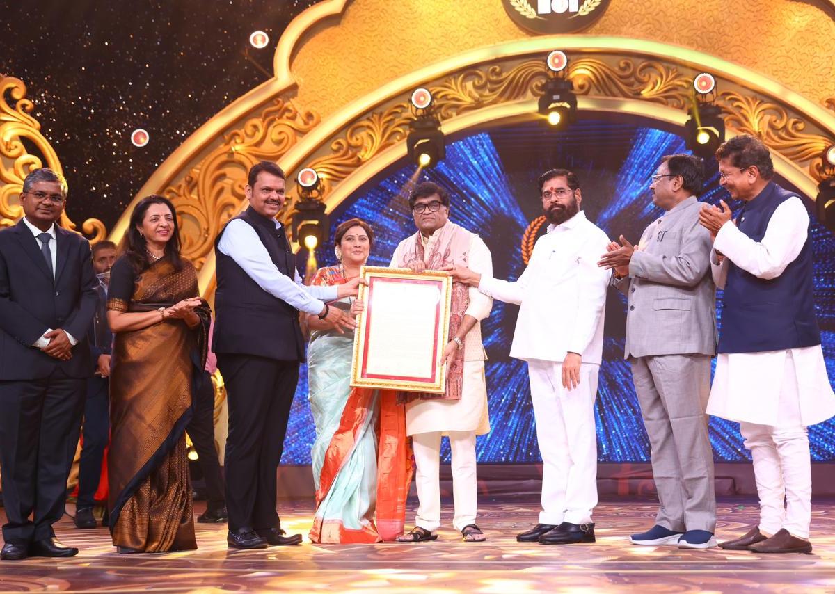 ज्येष्ठ अभिनेते अशोक सराफ 'महाराष्ट्र भूषण' पुरस्कार प्रदान; CM एकनाथ