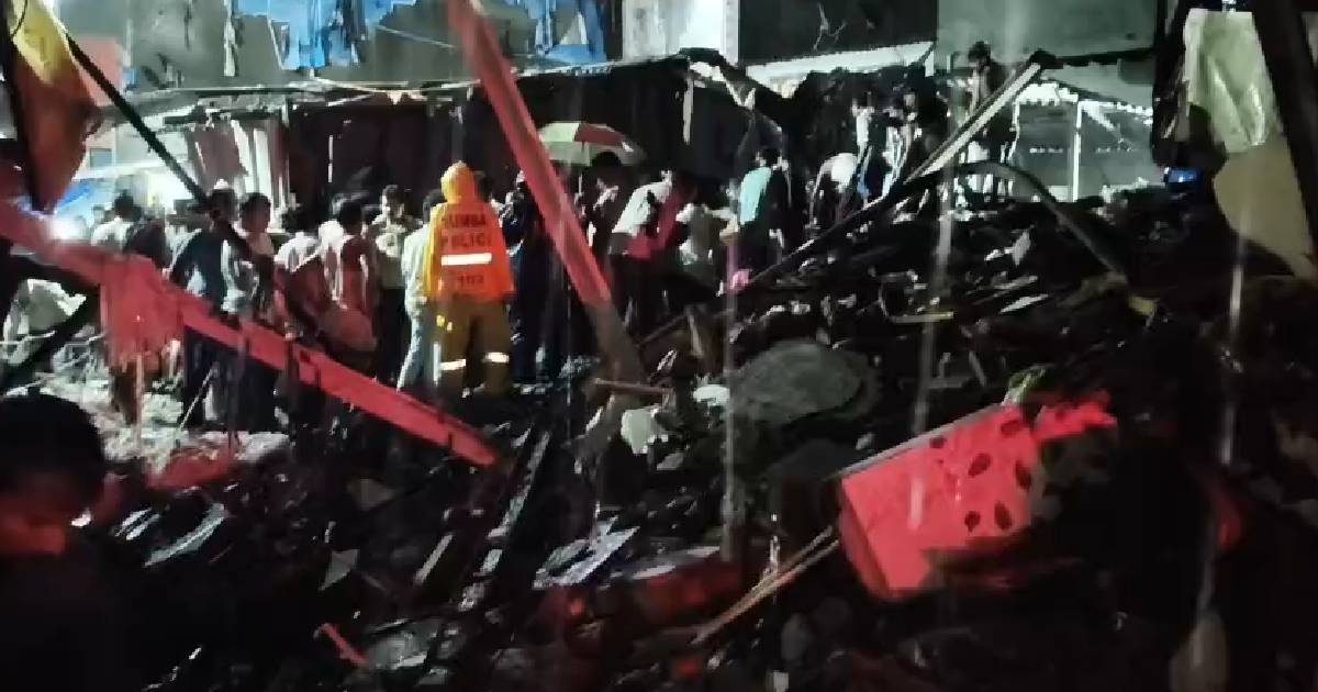 मानखुर्दमध्ये चाळ कोसळून सहा जणांचा मृत्यूएकचा कुटुंबातील पाच चिमुकल्यांसह महिलेचा समावेश
