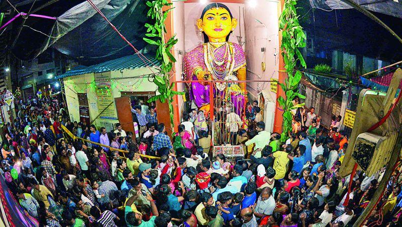 इडा-पिडा, माशी-मोंगशे... घेऊन जा गे मारबत'... Nagpur Marathi News |  'Ida-pida, mashi-mongshe ... take along gay marbat' ... | Latest Nagpur  News at Lokmat.com