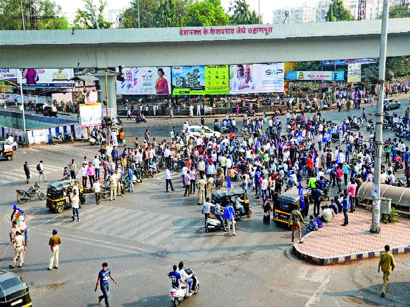 कोरेगाव भीमातील संघर्षाचे पडसाद :घोषणांनी दुमदुमला डॉ. आंबेडकर पुतळा ...
