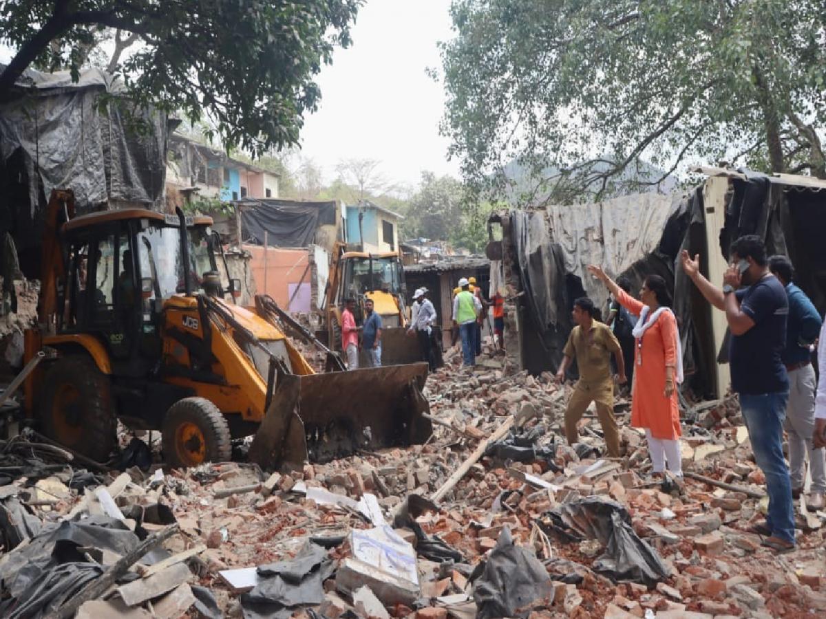 अनधिकृत बांधकामे, झोपड्यांवर कारवाई! गोरेगाव-मुलुंड जोडरस्त्यासाठी पालिकेने  १५० झोपड्यांवर फिरवला बुलडोझर Mumbai Marathi News | Action against  unauthorized ...
