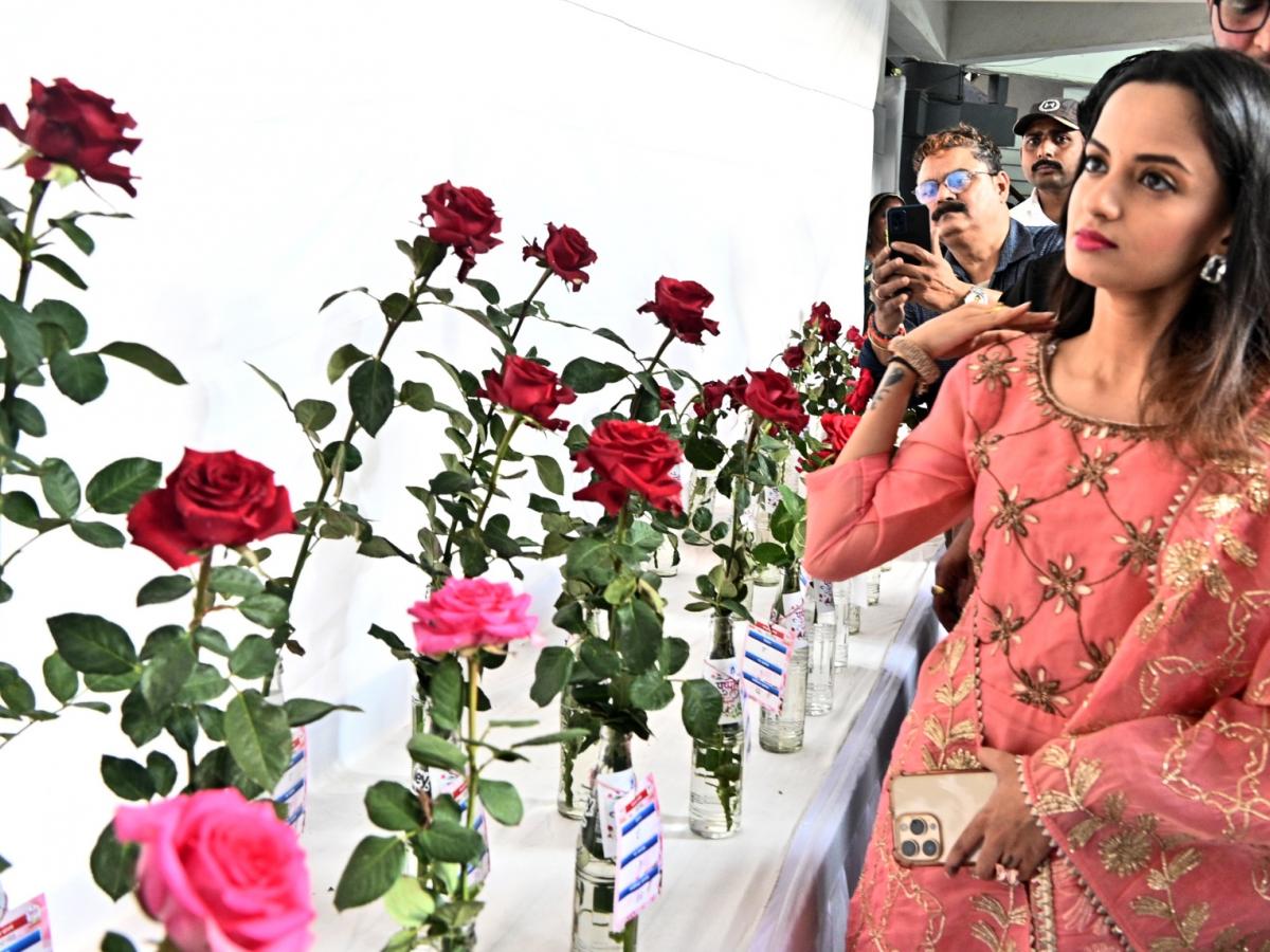 ‘गुलशनाबाद’ मधील फुलांच्या दुनियेची नाशिककरांना भूरळ Marathi News