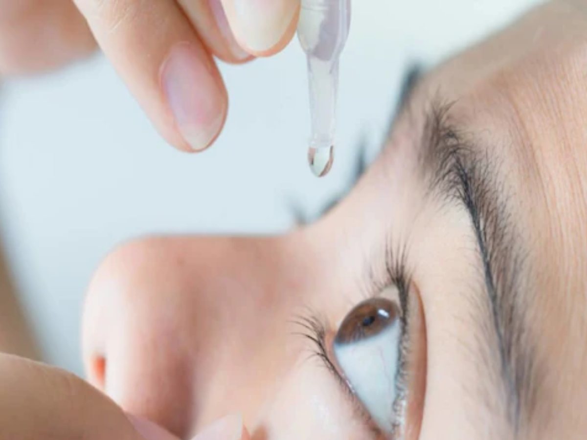 मोलकरणीनं हार्पिक अन् झंडू बामनं बनवलं 'आय ड्रॉप'; वृद्ध महिला झाली अंध