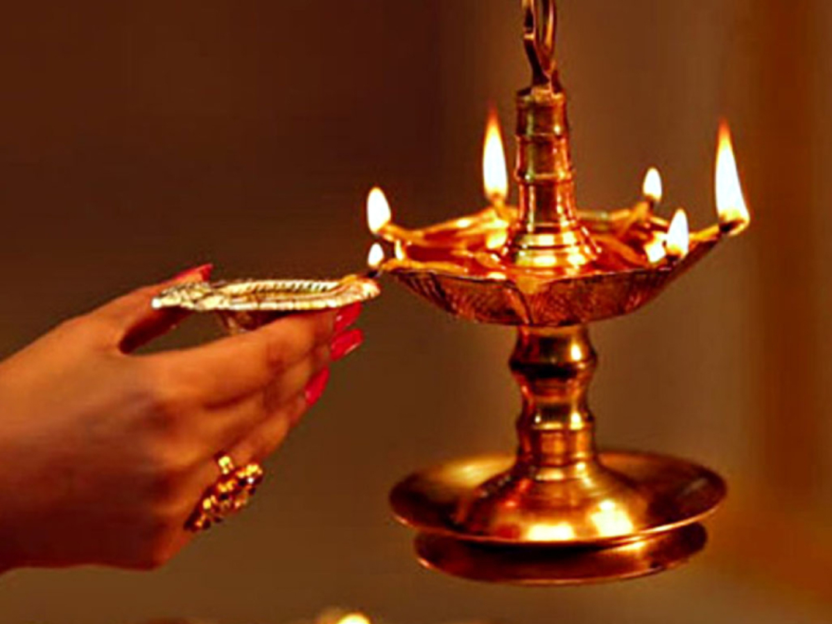 Diwali 2022 दिवाळीत तेलाच्या पणत्या आणि तुपाचे निरांजन लावताना
