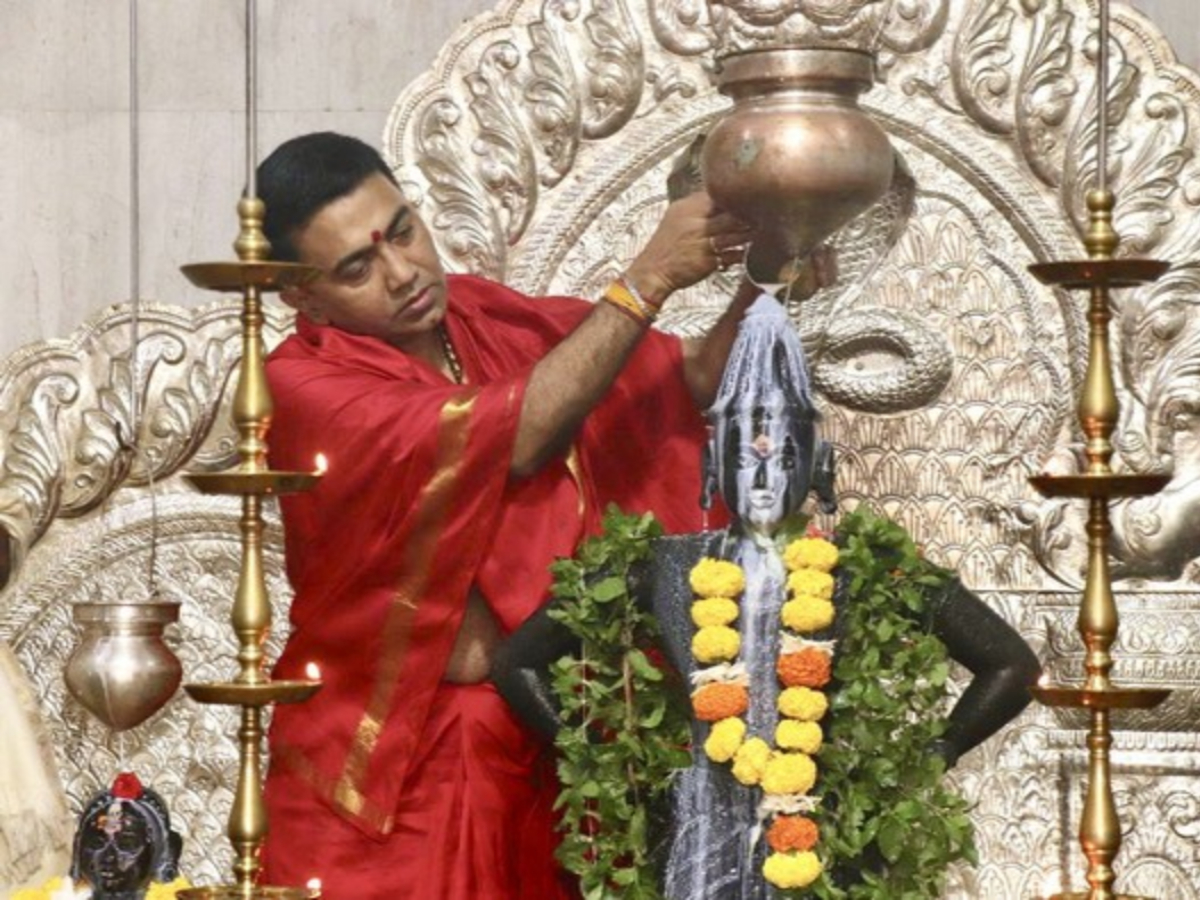 Ashadhi Ekadashi 2023 भक्तांच्या रक्षणार्थ धावणारा भगवंत 