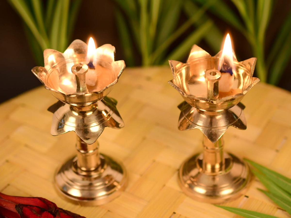 Vastu Shastra वास्तुशास्त्रानुसार योग्य दिशेला लावलेला दिवा तुमच्या
