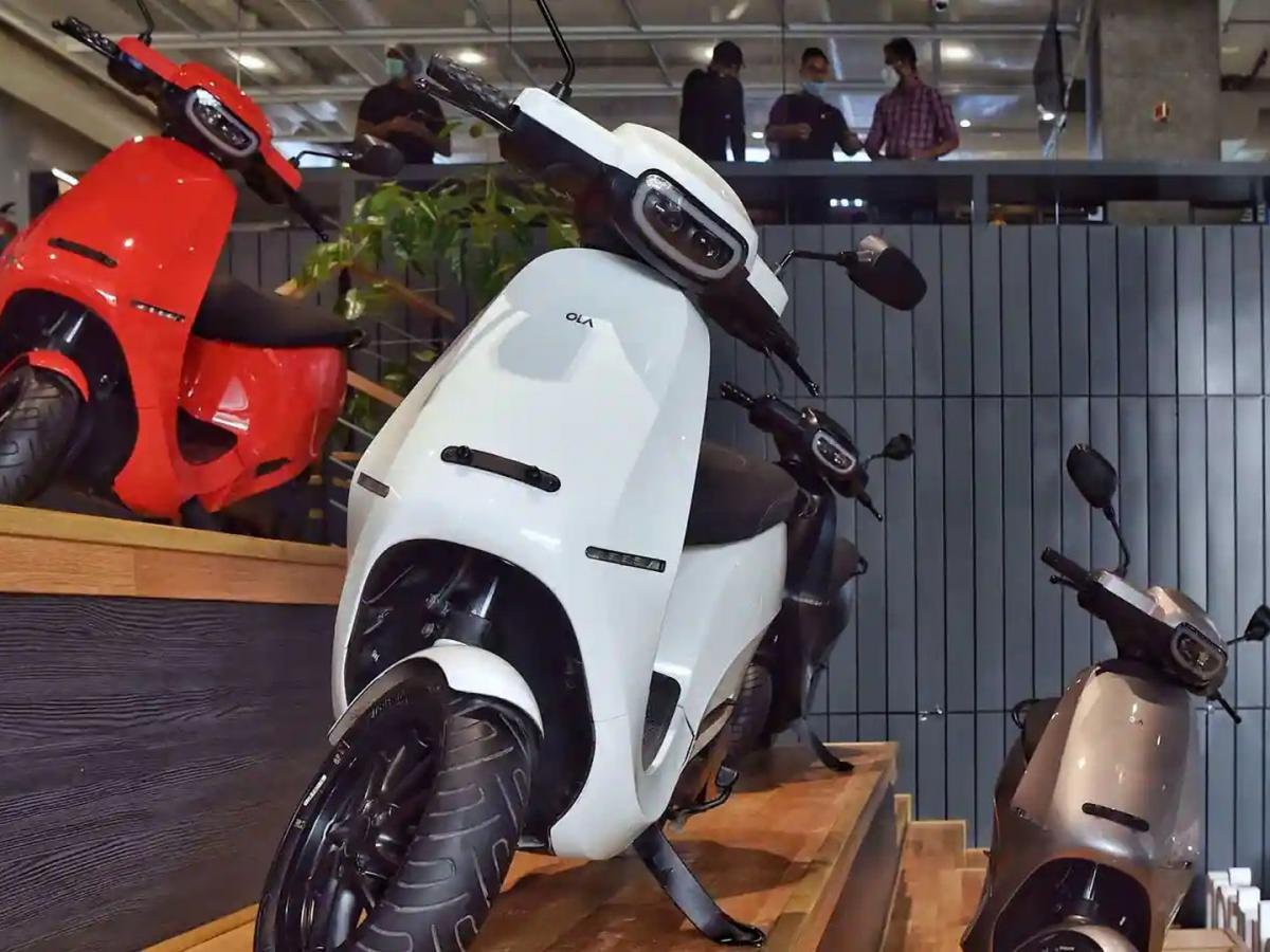 OLA Electric Scooter ओला स्कूटरचा गौडबंगाल! किंमत दाखवतेय एक, घेतेय