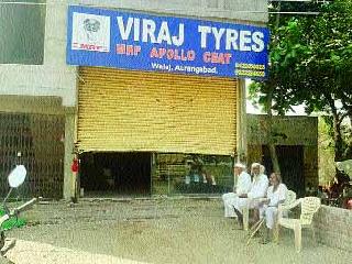 वाळूजला टायर्स शोरूममध्ये चोरी - Marathi News | Stealth in the Walrus