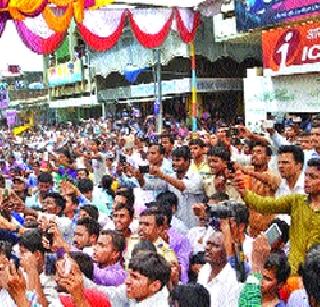 कवठेमहांकाळमध्ये आर्चीसाठी तरु णाईचे ‘झिंगाट’ Maharashtra Marathi News ...