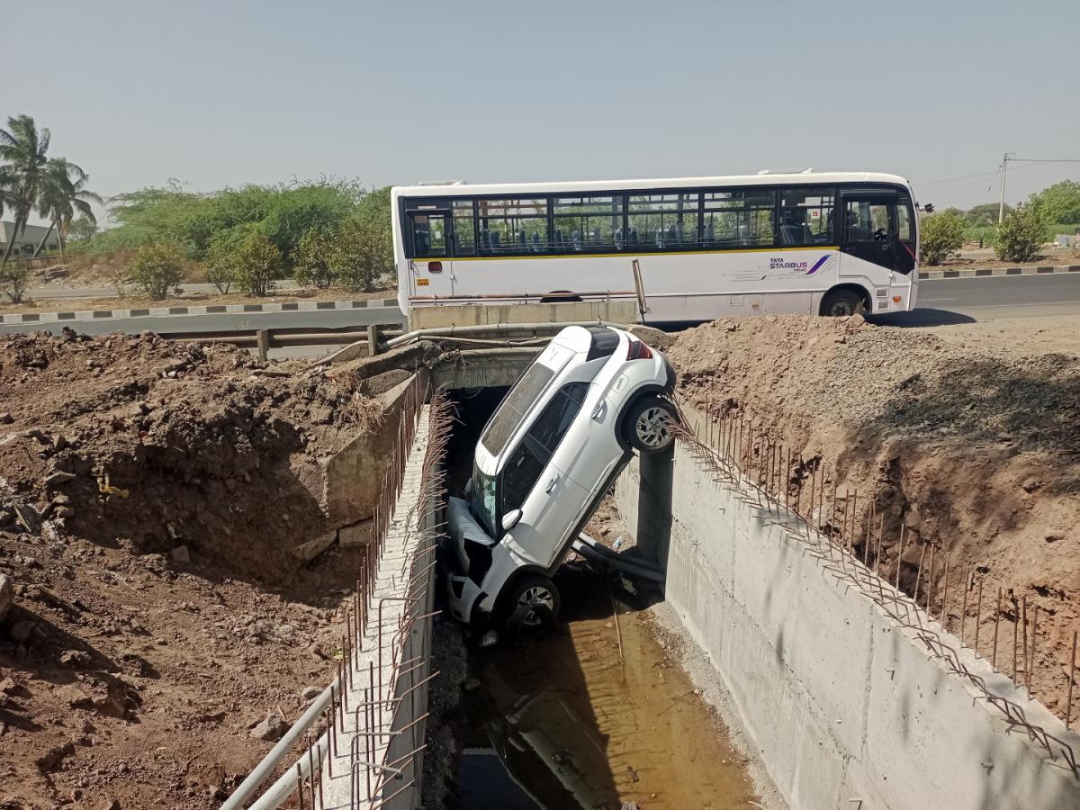 पुणे-सोलापूर महामार्गावर निष्काळजीपणाचा कळस;दिशादर्शक फलकांच्या ...