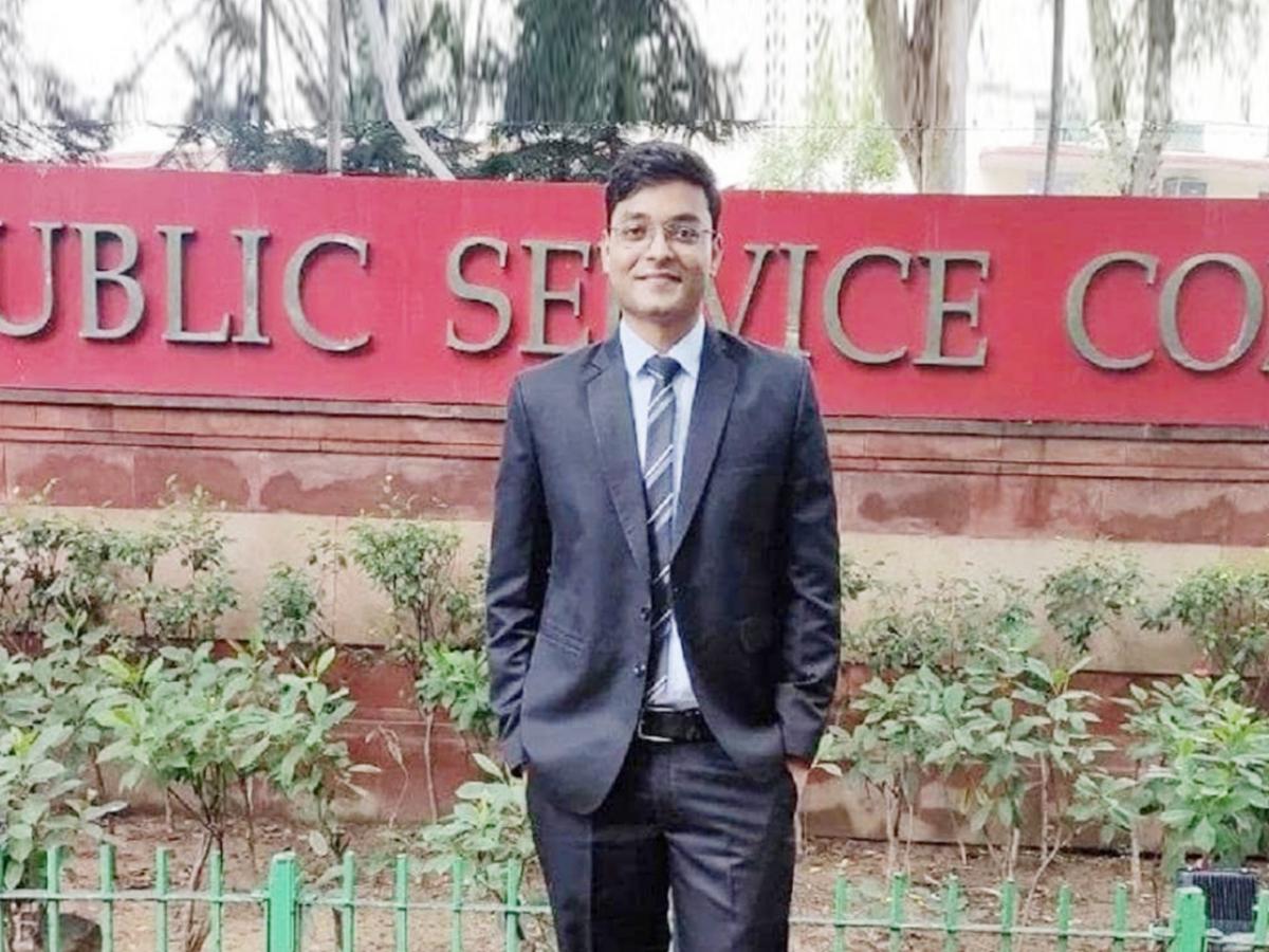 क्लास परवडेना! इंटरनेटवरुन अभ्यास करत UPSC क्रॅक; जिद्दी तरुणाचा ...