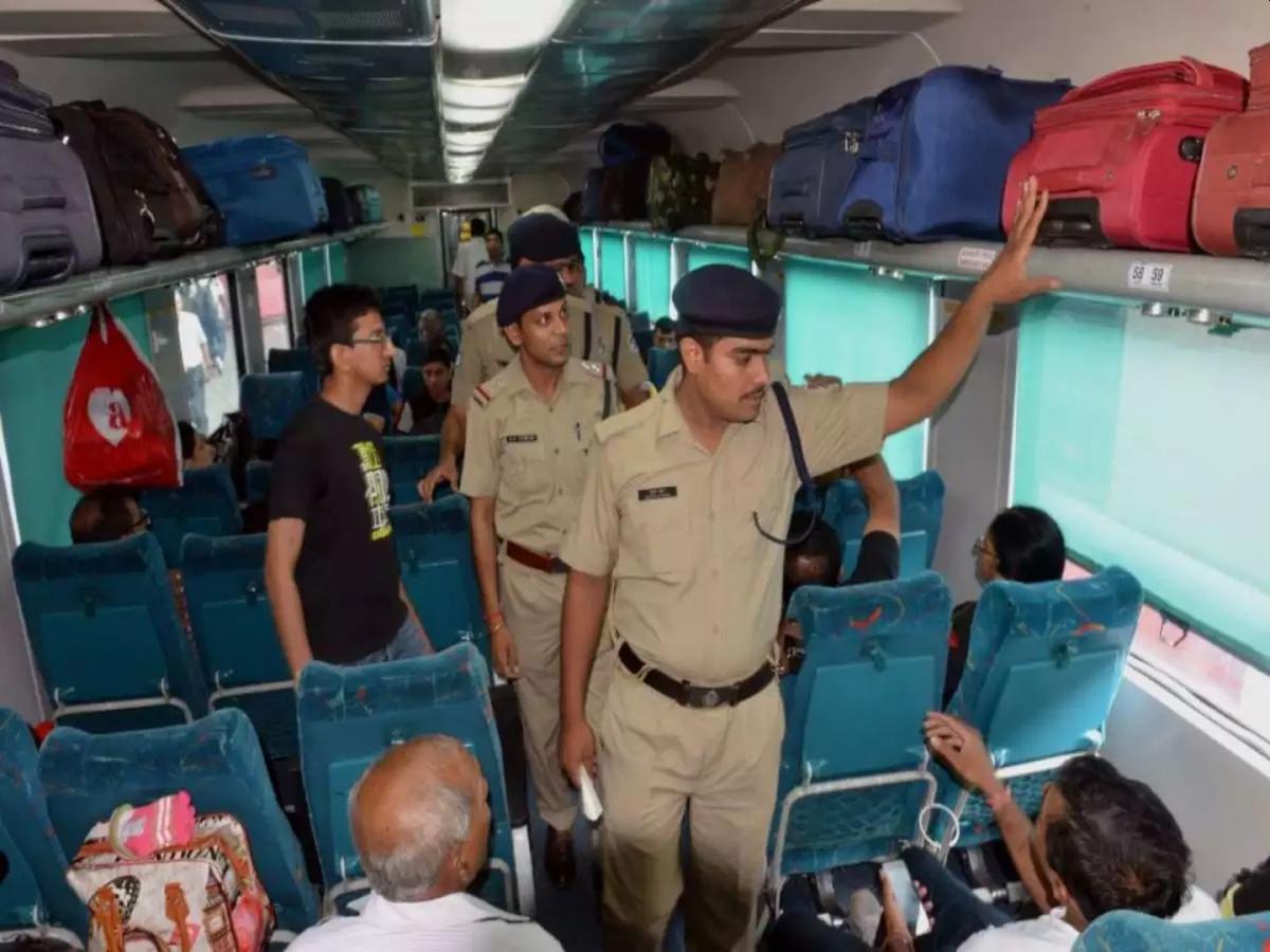 Railway Passenger Luggage Limit रेल्वेमध्येही लगेज लिमिट! जादा भाडे