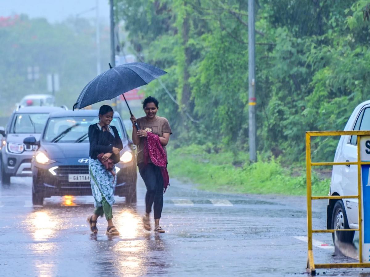 Goa In Rains राज्यात जोरदार पाऊस, उद्या मुसळधार; दिवसभर बरसला, अनेक ठिकाणी पडझड Goa ...