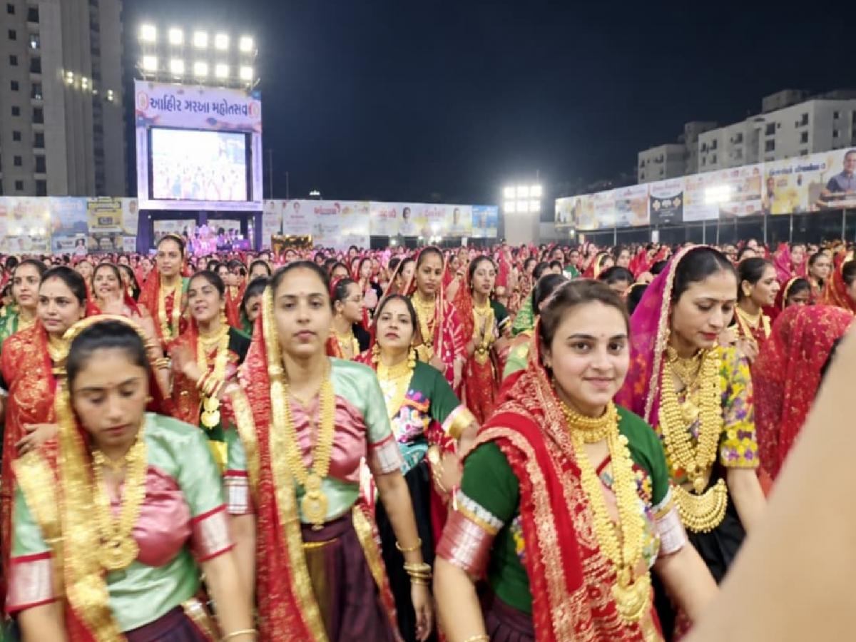 १५ हजार महिलांचा गरबा, ९०० किलो सोन्याची झळाळी! भव्य महाआरती