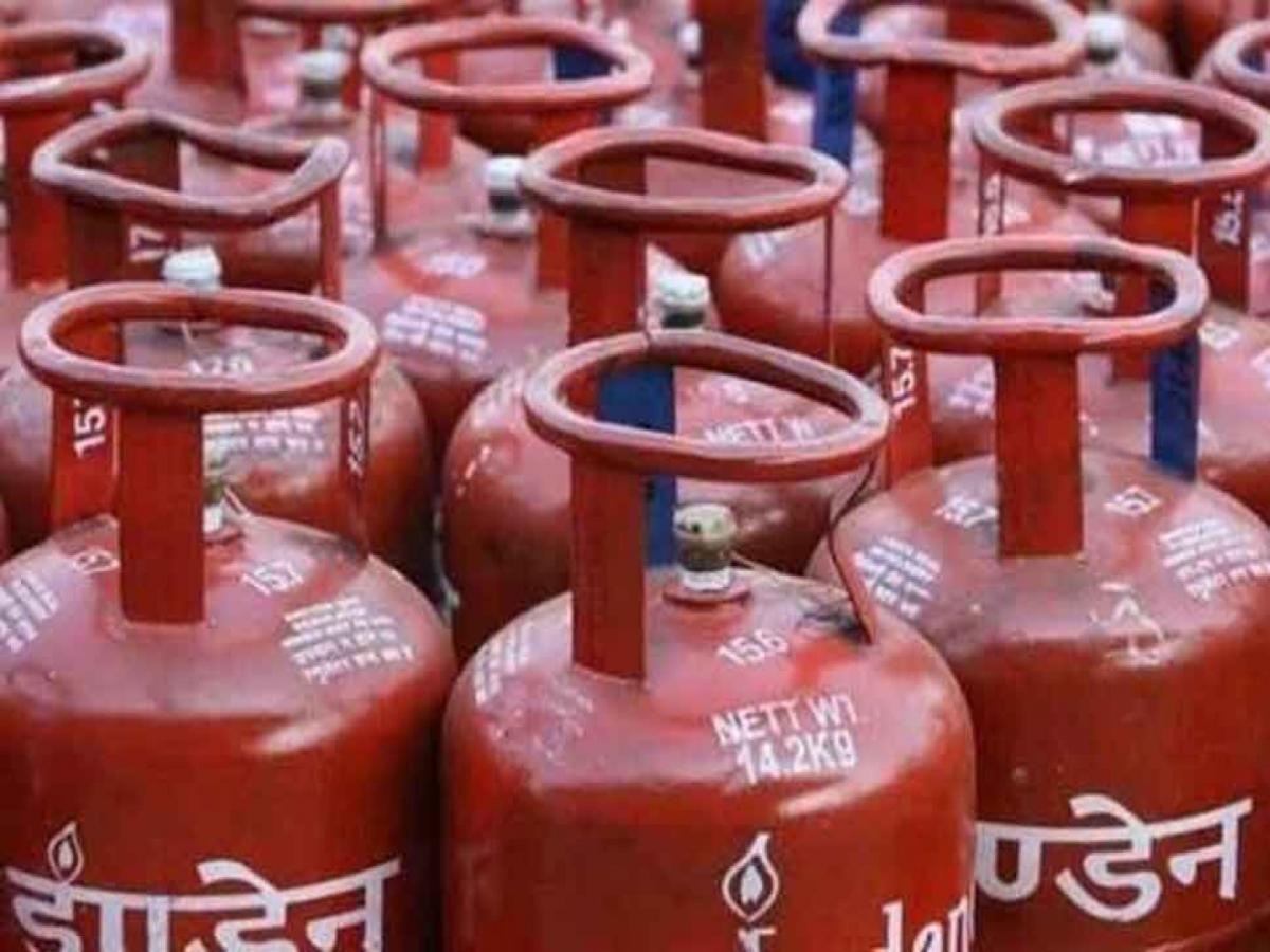 Gas Cylinder वर लिहिलेल्या नंबरांचा अर्थ काय होतो? यात लपलेली आहे