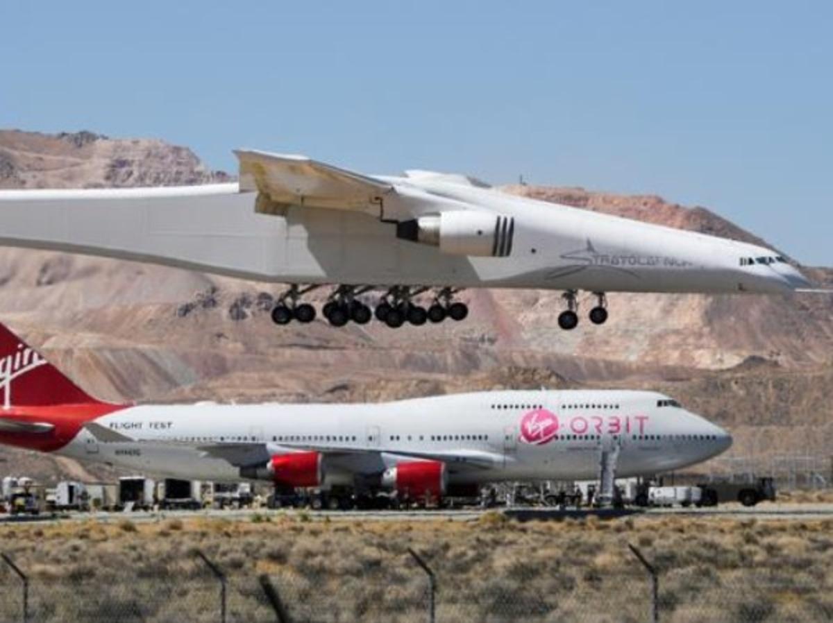 Airplane: जगातील सर्वात मोठं विमान आकाशात उडालं, जाणून घ्या खासियत -  Marathi News | Airplane: The world's largest plane flew in sky, know the  specialty | Latest international News at Lokmat.com