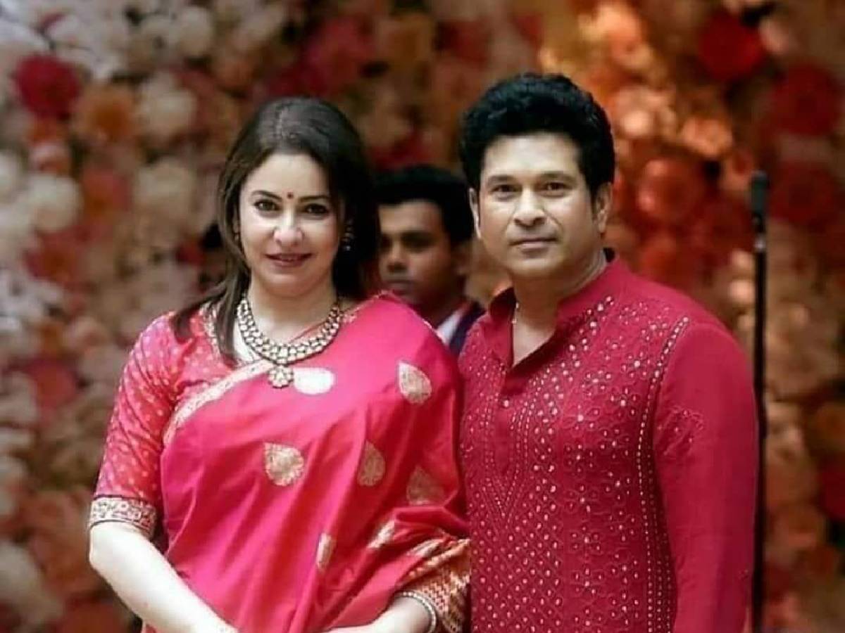 Who is 'batting' in the house? Sachin or Anjali?\, image size:1200x900