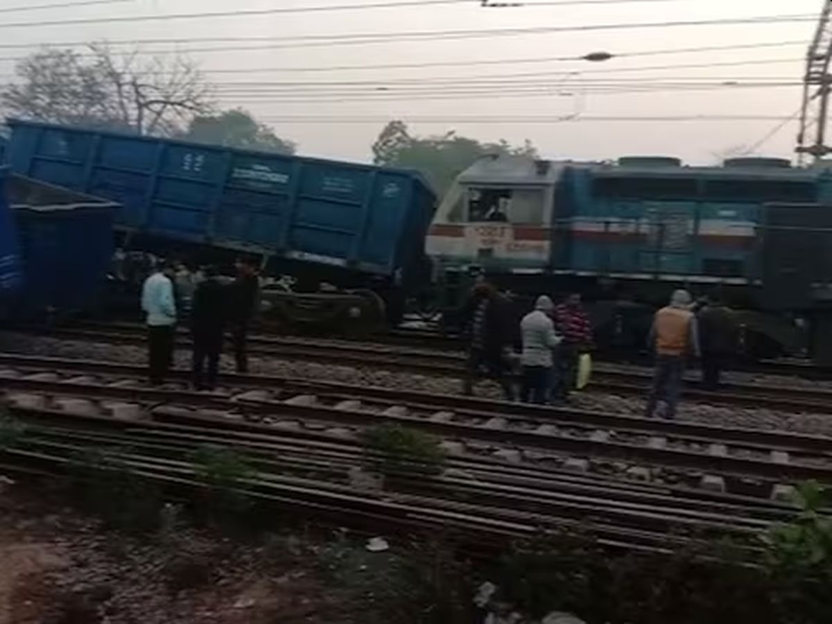 Railway Accident रेल्वे कवच फेल? दोन मालगाड्या समोरसमोर आदळल्या