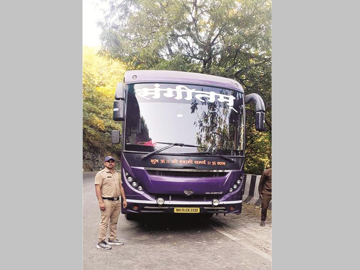 अजिंठा घाटात खासगी बसला शॉर्टसर्किटमुळे आग; ५० प्रवासी बचावले ...