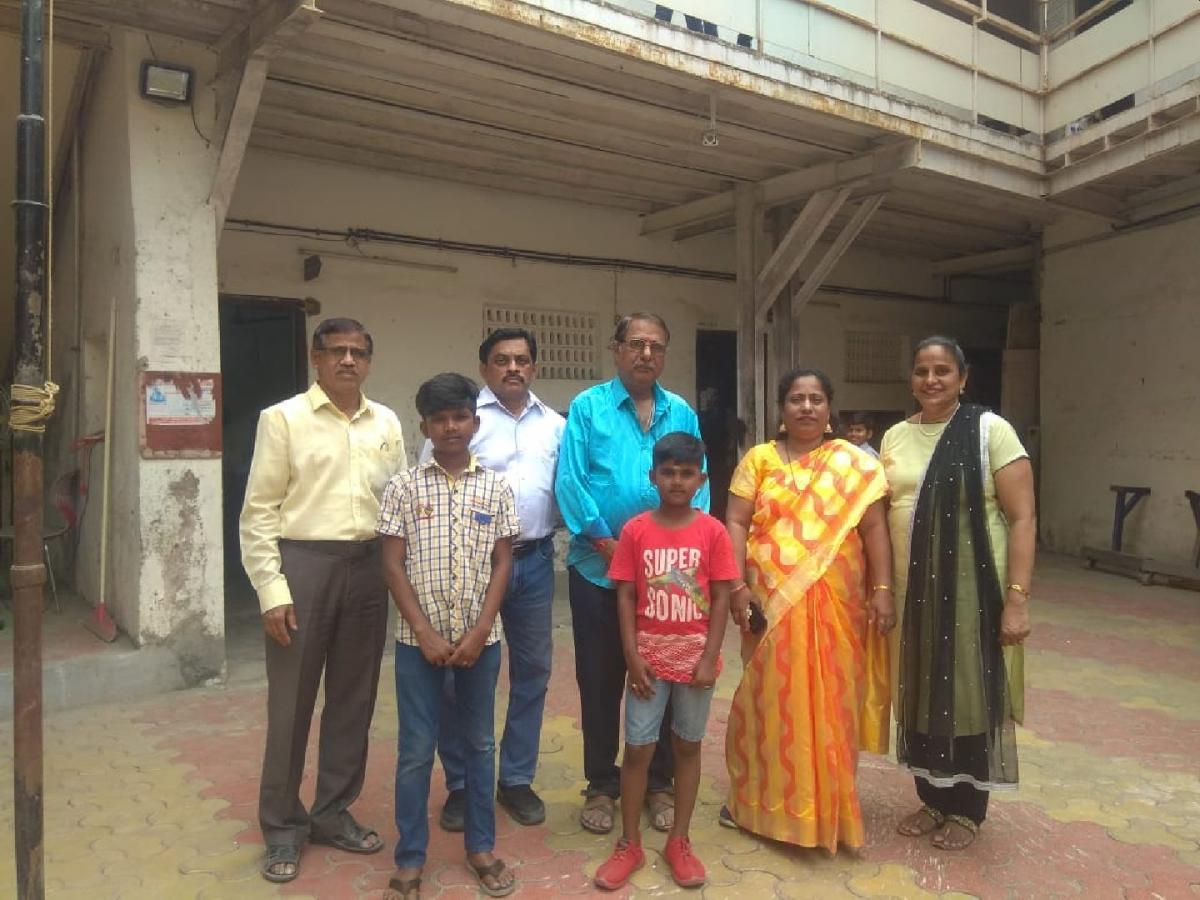 कचरावेचक आजी नातवंडांच्या शिक्षणासाठी धडपडतेय..! Marathi News