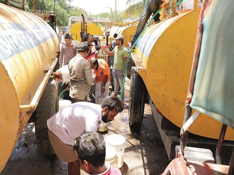 १५ लाख ग्रामस्थांची तहान १७५८ टँकरने भागतेय; मराठवाड्याचा टॅंकरवाडा ...