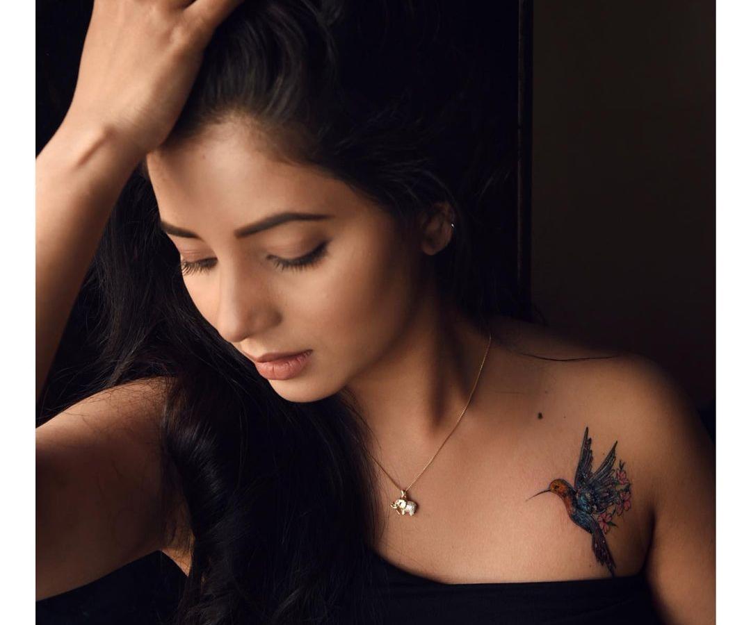 PICS: रश्मिका मंदाना की कलाई पर बने टैटू का मतलब है बहुत खास, हर एक व्यक्ति  के लिए है इसका महत्व जानना - know the meaning of pushpa actress rashmika  mandanna tattoo