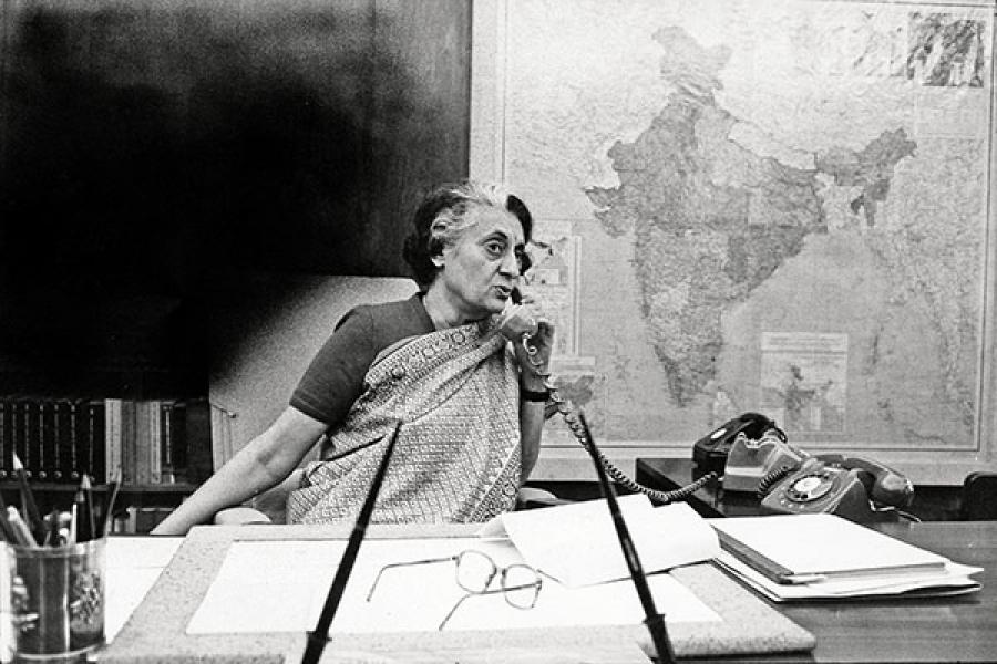 तुळजाभवानीचं दर्शन घेतल्यानंतर इंदिरा गांधींनी 'त्या' अधिकाऱ्याला जाब  विचारला - Marathi News | After visiting Tulja Bhavani, Indira Gandhi asked  the officer for an answer | Latest ...