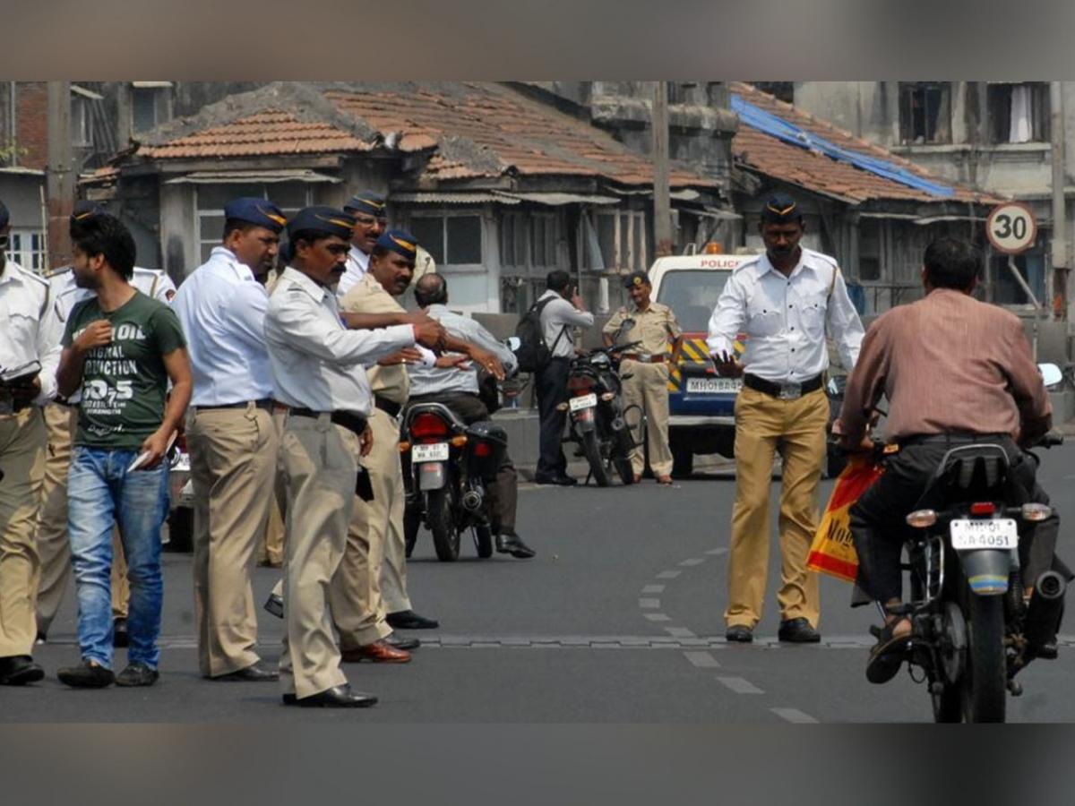 गाडी न थांबवल्याचा राग, वाहतूक पोलिसांची तरुणाला भरचौकात मारहाण; Video Viral