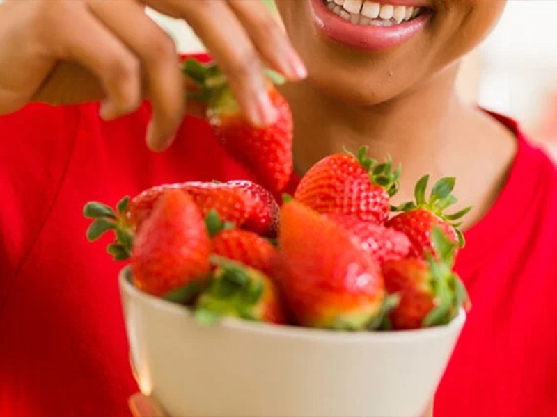 स्ट्रॉबेरी केवळ चवीसाठीच नाही, तर आरोग्यासाठीही आहे फायदेशीर! Marathi