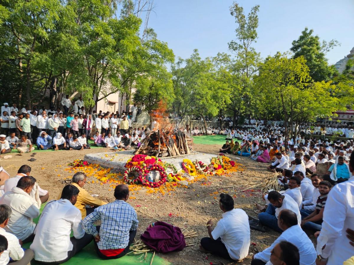 बबनराव ढाकणे अनंतात विलीन; शासकीय इतमामात अंत्यसंस्कार, हजारोंचा ...