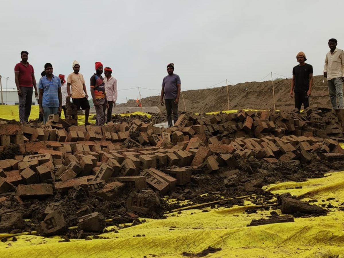 अवकाळीच्या तडाख्याने कच्च्या विटांचा झाला चिखल; वीटभट्टी चालकांचे