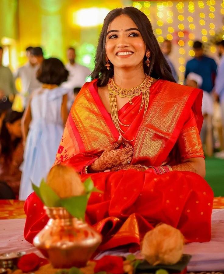 साखरपुड्याचे १० खास लूक; साडी निवडा अशी की तुमच्यावरुन हटणार नाही नजर! -  Marathi News | Engagement Look For Marathi Bride : 10 Trending Saree Engagement  Look For Marathi Bride | Latest