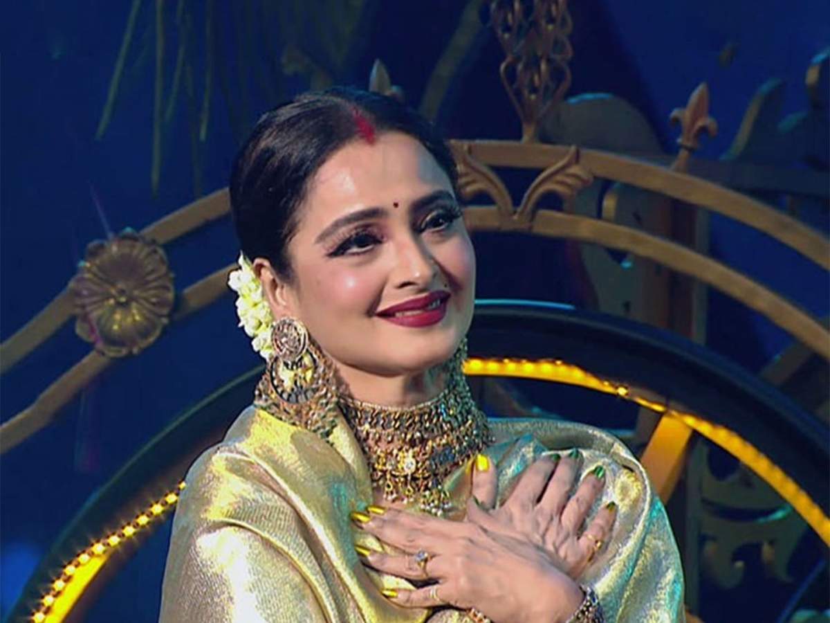 पतीच्या निधनानंतरही रेखा सिंदूर का लावतात? जाणून घ्या यामागचं खरं कारण - Marathi News | rekha birthday special why bollywood actress put sindoor after his husband death know the reason | Latest