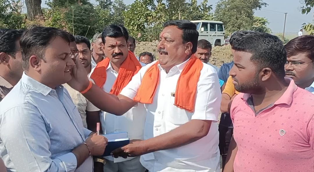 पीक विमा कंपनीच्या अधिकाऱ्याला फासले काळे Marathi News crop