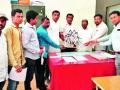 डेंग्यू डासाची प्रतिकृती भेट - Marathi News | Dengue Dasaki replica gift | Latest nashik News at Lokmat.com