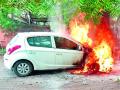 न्यायालय परिसरात कारला आग - Marathi News | Car fire in the court premises | Latest amravati News at Lokmat.com