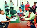 युवा सेनेचे आरटीओ कार्यालयात आंदोलन - Marathi News | Youth Army's movement in the RTO office | Latest amravati News at Lokmat.com