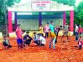 माजी विद्यार्थ्यांनी केले श्रमदान - Marathi News | Ex Student provide Tribute | Latest bhandara News at Lokmat.com