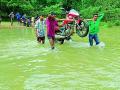 दिना नदीच्या पाण्यातून धोकादायक प्रवास - Marathi News | Dangerous journey from Dina river water | Latest gadchiroli News at Lokmat.com