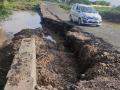 रस्ता वाहून गेल्याने धोकेदायक स्थिती - Marathi News | Dangerous condition due to road congestion | Latest nandurbar News at Lokmat.com