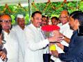 पाण्यासाठी पवारांना साकडे - Marathi News | Powder for Pawar | Latest nashik News at Lokmat.com