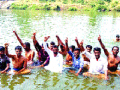 सांगलीत कृष्णा नदीच्या पात्रात उतरून निदर्शने - Marathi News | Demonstrations descending on the banks of the river Krishna in Sangli | Latest sangli News at Lokmat.com