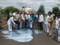 दूध दरवाढीसाठी घोटी सिन्नर हायवेवर आंदोलन - Marathi News | Agitations on Ghoti Sinnar Highway for milk price hike | Latest nashik News at Lokmat.com