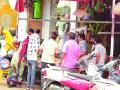 दुकानदारांकडून नियमांचे उल्लंघन! - Marathi News | Violation of rules by shopkeepers at Washim | Latest vashim News at Lokmat.com