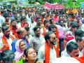 शिवसेनेचा जिल्हा कचेरीवर मोर्चा - Marathi News | Shivsena's District Caucheryar Morcha | Latest yavatmal News at Lokmat.com