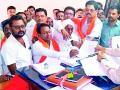 पुसद शिवसेनेचे जिल्हाधिकाऱ्यांना निवेदन - Marathi News | Representation to the District Collector of Pusad Shivsena | Latest yavatmal News at Lokmat.com